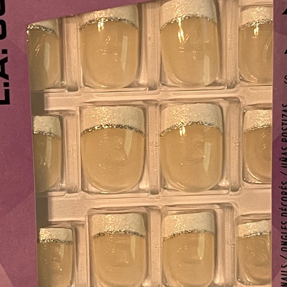LA Colors Glossy Nude/French Glitter White Tip Short Artificial Nails,no glue - Picture 5 of 8